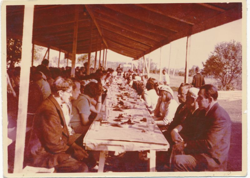 Foto. Haapsalu STES suvepäevad Pagilas. Külalised Lätist lesta ja leiba maitsmas, 1971