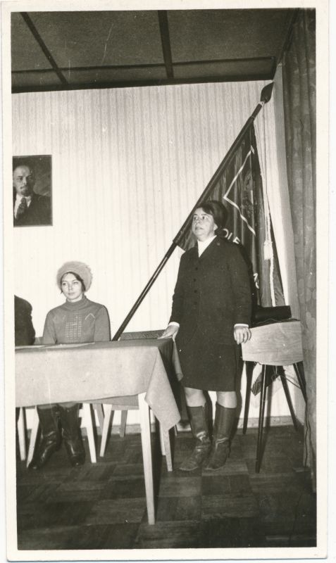 Foto. NSVL 50. aastapäeva  mälestusvimpli  üleandmine Haapsalu STES kollektiivile, 1972