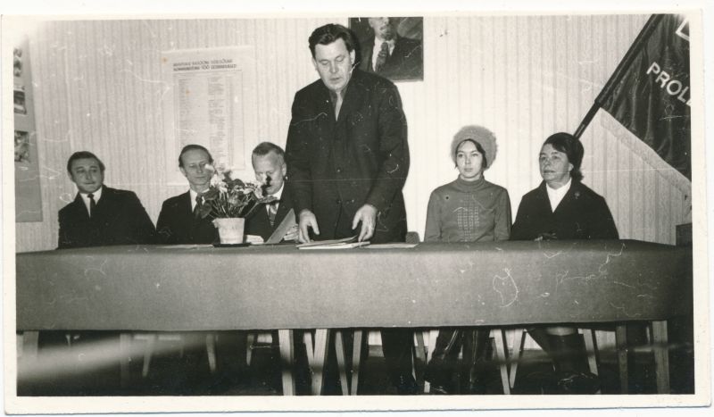 Foto. NSVL 50. aastapäeva  mälestusvimpli  üleandmine Haapsalu STES kollektiivile, 1972