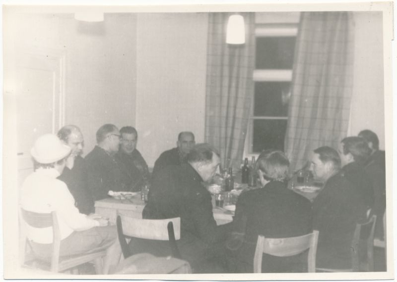 Foto. Saaremaa sideliinide tormikahjustuste likvideerimine 1969. aasta lõpus. Mandri töömeeste ärasaatmise õhtu
