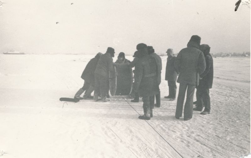 Foto. Virtsu-Kuivastu merekaabli avarii likvideerimine, kevad 1977