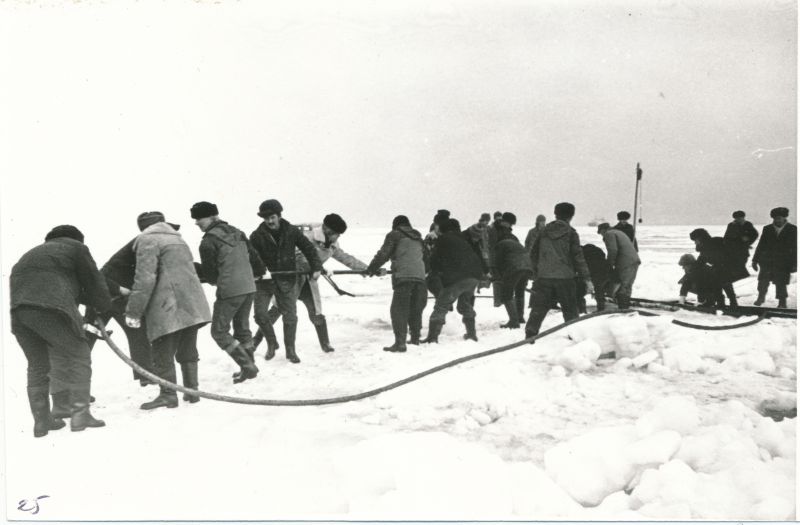 Foto. Virtsu-Kuivastu merekaabli avarii likvideerimine, kevad 1977