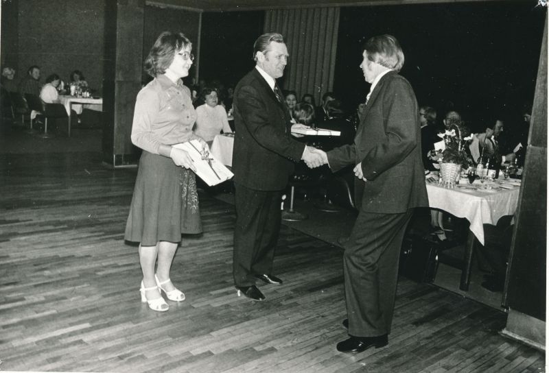 Foto. Haapsalu STES lõpuõhtu restoranis "Maritima"  16.detsember.1977. Pidulik hüvastijätt STES  peainseneriga.