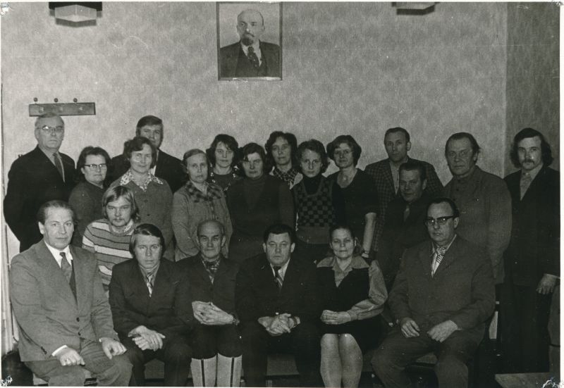 Foto. Haapsalu STES keskuse kollektiiv enne STES likvideerimist Foto V. Pärtel, 1977