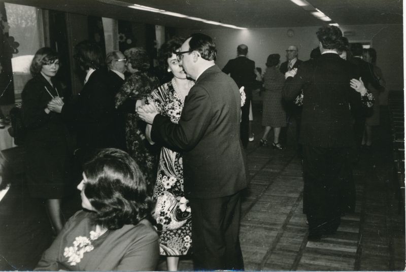 Foto. Kingissepa tsehhi töötaja August Prii 60. juubeliõhtu Kingissepas. Foto Oleg Naaber, 1977
