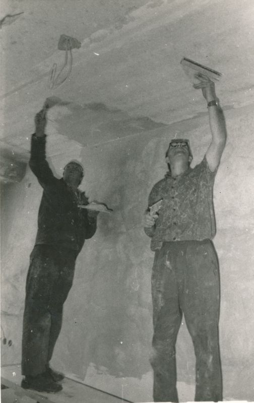 Foto. Haapsalu Sidesõlme töötajad Aare ja Herman Saardelt abistavad haigla ehitusel. Foto V. Pärtel, 1978