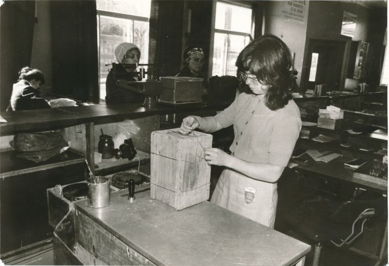 Foto. Haapsalu Sidesõlme teenindussaal, postipaki saatmine. Foto V. Pärtel, 1978