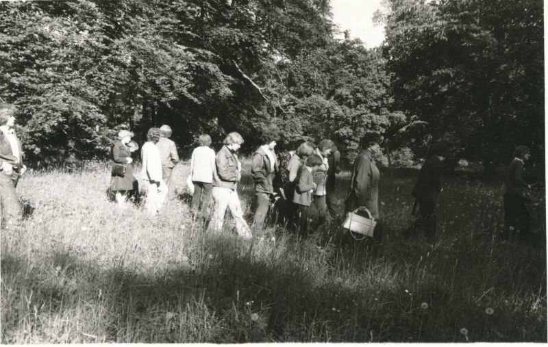 Foto. Haapsalu Sidesõlme töötajad pereliikmetega ekskursioonil Matsalu looduskaitseal, grupifoto. Foto V. Pärtel, 1978