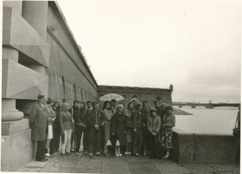 Foto. Haapsalu Rajooni Sidesõlme töötajad ekskursioonil Leningradis, Peeter-Pauli kindlus, 1980