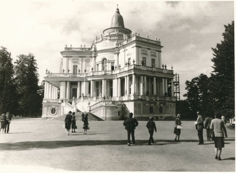 Foto. Haapsalu Rajooni Sidesõlme töötajad ekskursioonil Leningradi 1980. Lomonossov.