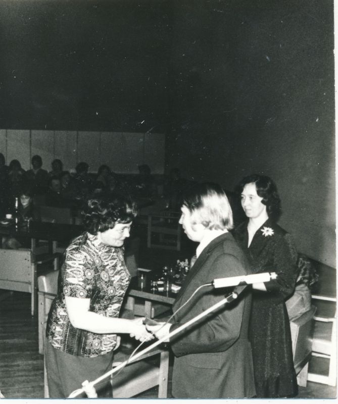 Foto. Haapsalu Sidesõlme töötajad tähistamas sidepäeva restoranis "Maritima". Foto V. Pärtel, 1979