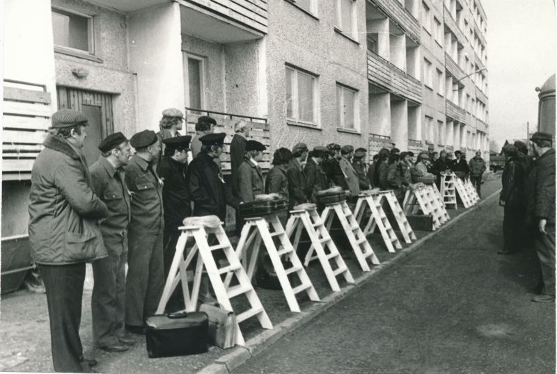Foto. Vabariiklik abonentpunktide ehitamise kutsemeisterlikuse võistlus Mulla tänava elamurajoonis Haapsalus. Foto V. Pärtel, 1980