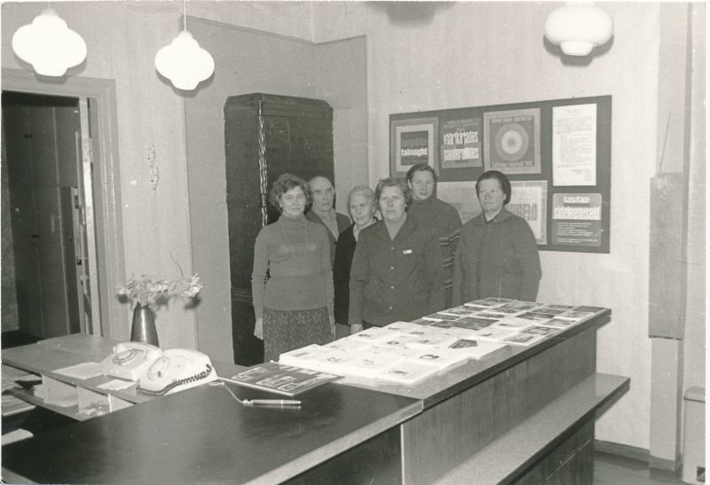 Foto. Linnamäe sidejaoskond, töötajate grupifoto. Foto V. Pärtel, 1980