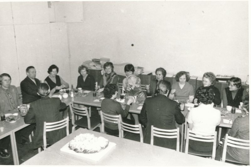 Foto. Haapsalu Sidesõlme keskuse koristaja Darja Auk'i 55. sünnipäev. Foto V. Pärtel, 1980