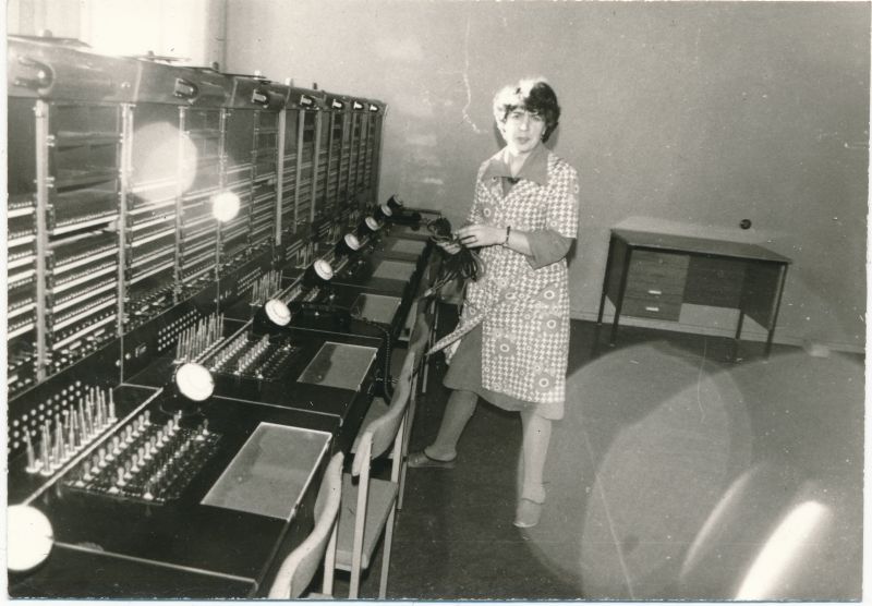 Foto. Haapsalu Sidesõlme töötajad tööpostil. Uus kaugejaam, pildil Larissa Ivanova. Foto V. Pärtel, 1980