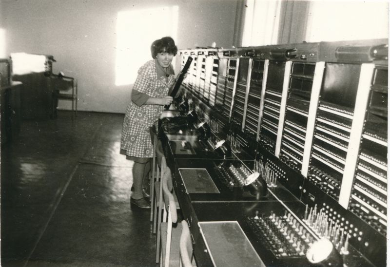 Foto. Haapsalu Sidesõlme töötajad tööpostil. Uus kaugejaam, pildil Larissa Ivanova. Foto V. Pärtel, 1980