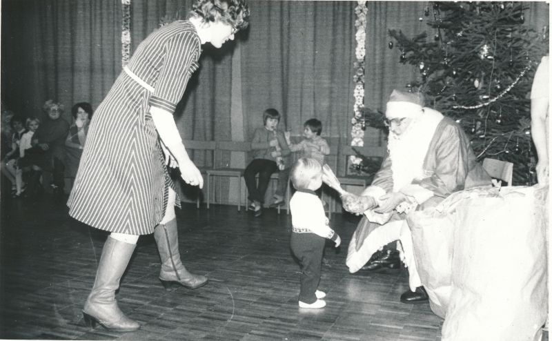 Foto. Sidetöötajate laste nääripidu Haapsalus. Raamatupidaja Tiina Nurges pisipojaga. Foto T. Põder, 1981