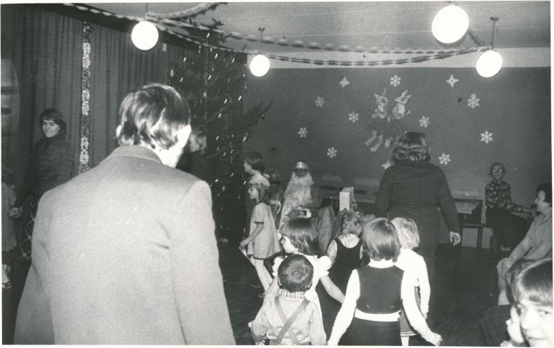 Foto. Sidetöötajate laste nääripidu Haapsalus. Foto V. Pärtel, 1981