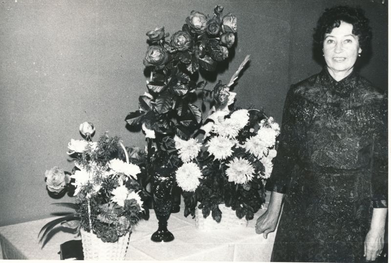 Foto. Haapsalu RSS pearaamatupidaja Karin Nee 60. sünnipäev. Juulilar lilledega. Foto V. Pärtel, 1981