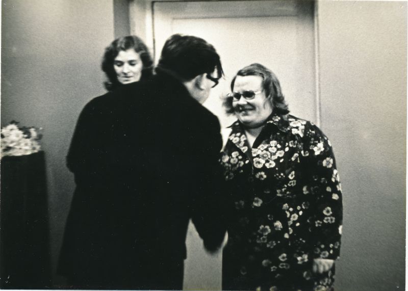 Foto. Haapsalu RSS kollektiivlepingu sõlmimise konverents. Kirbla sjsk ülema Marge Makartseva autasustamine. Foto T/k "Haapsalu", 1981