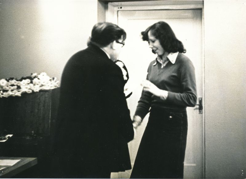 Foto. Haapsalu RSS kollektiivlepingu sõlmimise konverents. Telegrafist Marianne Robergi autasustamine. Foto T/k "Haapsalu", 1981