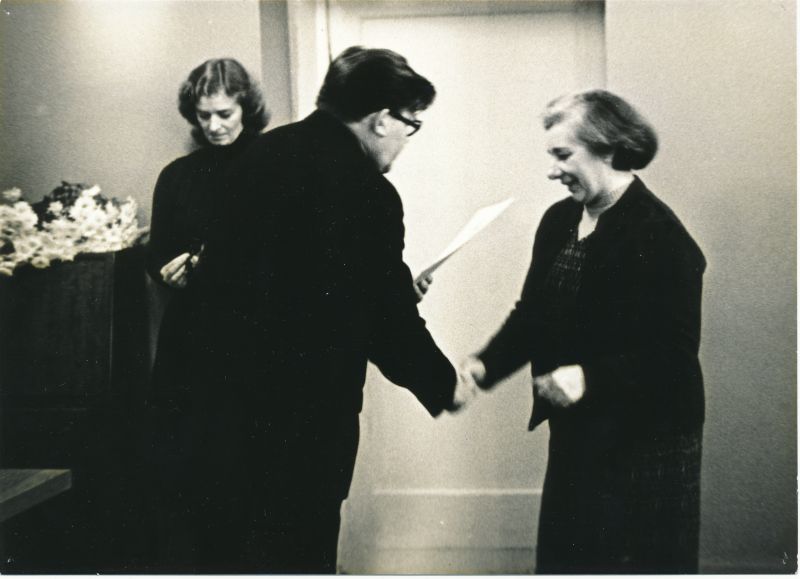 Foto. Haapsalu RSS kollektiivlepingu sõlmimise konverents. Karuse sjsk ülema Linda Tamsalu autasustamine. Foto T/k "Haapsalu", 1981