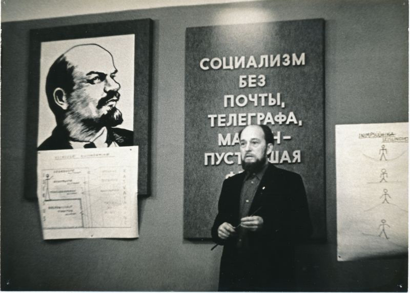 Foto. Haapsalu RSS kollektiivlepingu sõlmimise konverents. Esineb Lembitu Varblane. Foto T/k "Haapsalu", 1981