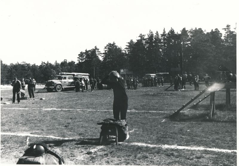 Foto. Ülerajoonilised tsiviilkaitse tuletõrjeformeeringute võistlused Valgeväljal. Foto V. Pärtel, 5.juuni 1981