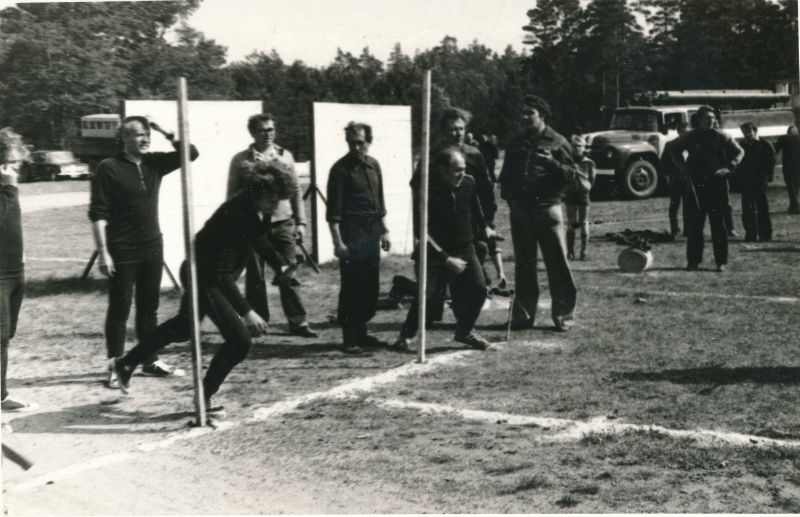 Foto. Ülerajoonilised tsiviilkaitse tuletõrjeformeeringute võistlused Valgeväljal. Foto V. Pärtel, 5.juuni 1981