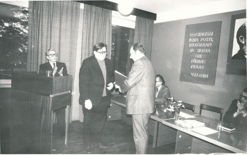 Foto. Vabariiklik sideettevõtete tsiviilkaitse õppus Haapsalus. Aukirja saab Haapsalu RSS-i ülem Sila Hoel. Foto V. Pärtel, 26.-27.11.1981