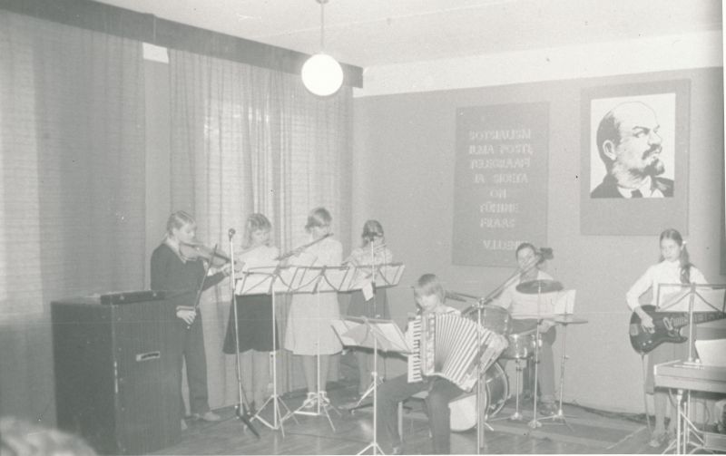 Foto. Naistepäeva tähistamine Haapsalu sidesõlmes: esineb ansambel. Foto V. Pärtel, märts 1983