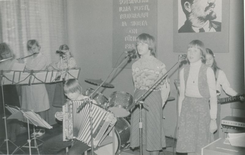 Foto. Naistepäeva tähistamine Haapsalu sidesõlmes: esinevad tütarlapsed, märts 1983