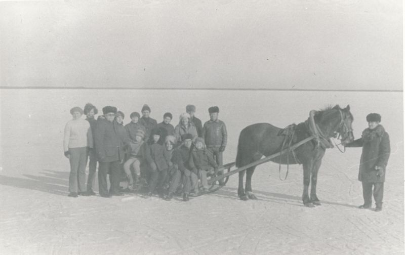 Foto. Talispordipäev Pullapääl, osavõtjate grupipilt. Foto V. Pärtel, varakevad 1983