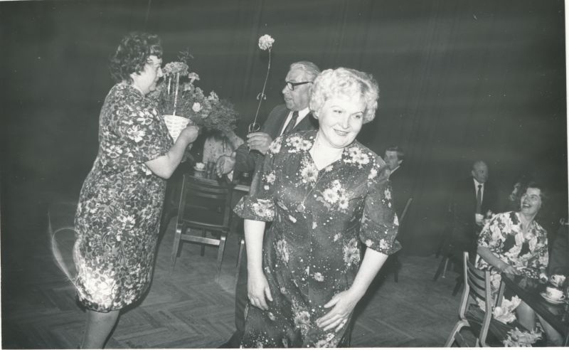 Foto. Laine Tooma 50. juubeli tähistamine "Lääne Kaluri" varietees. Foto V. Pärtel, mai 1982