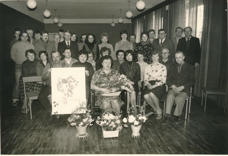 Foto. Laine Tooma 50. juubelisünnipäev: õnnitlejate grupipilt. Foto V. Pärtel, mai 1982