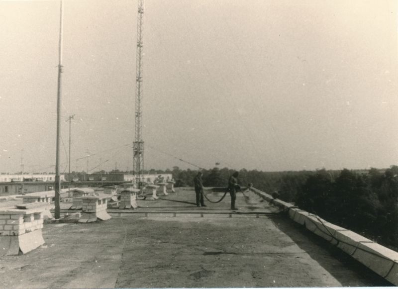 Foto. Haapsalu RSS-i hoone (Tamme 21a) katuse pigitamine. Foto V. Pärtel, sügis 1982