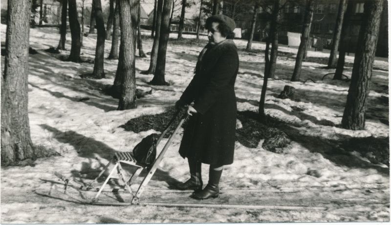Foto. Sidesõlme ülema asetäitja Eha Pärna postiljonide tõukekelguga. Foto V. Pärtel, 1982
