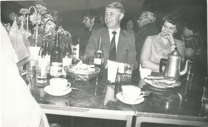 Foto. Sidelaste kohtumine võistluspartneritega "Lääne Kaluri" varietees: pildil peainsener Harri Tau ja pearaamatupidaja Juta Tau pidulauas. Foto V. Pärtel, mai 1982