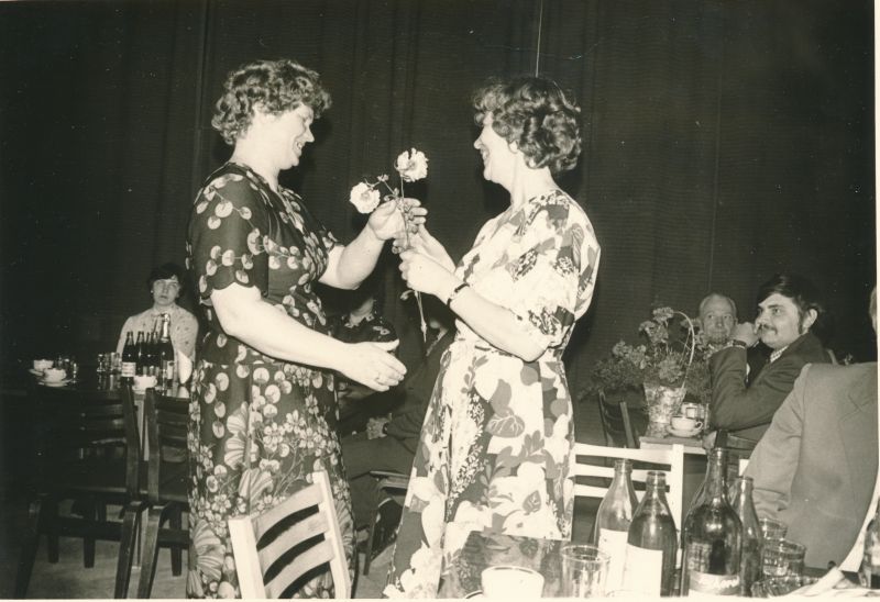 Foto. Sidelaste kohtumine võistluspartneritega "Lääne Kaluri" varietees. Foto V. Tau, mai 1982