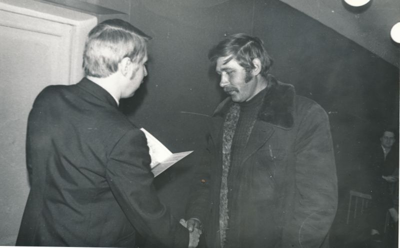 Foto. Sidesõlme abonentpunkti ehitamise võistlus: V. Lazarevi autasustamine. Foto V. Pärtel, 1982