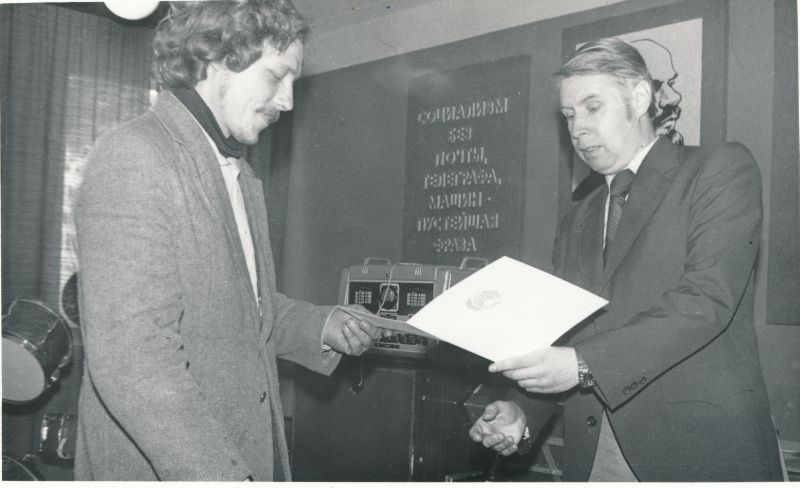 Foto. Sidesõlme abonentpunkti ehitamise võistlus: Jaan Saarna autasustamine. Foto V. Pärtel, 1982