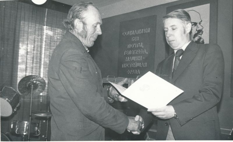 Foto. Sidesõlme abonentpunkti ehitamise võistlus: L. Saarna autasustamine. Foto V. Pärtel, 1982