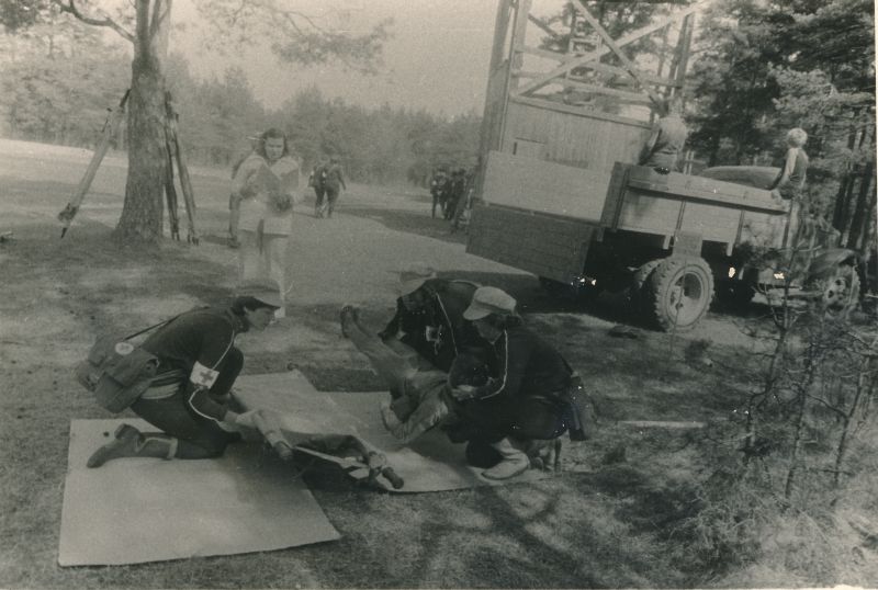 Foto. Ülerajooniline tsiviilkaitse sanitaarsalkade võistlus Paralepas, sidelaste võistkond. Foto V. Pärtel, 1982