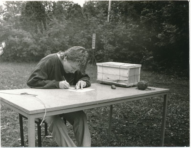 Foto. Sidetöötajate II "Väinamere mängud" Haapsalu rajoonis Kirimäel. Võistleja pakikaarti täitmas. Foto V. Pärtel, august 1985