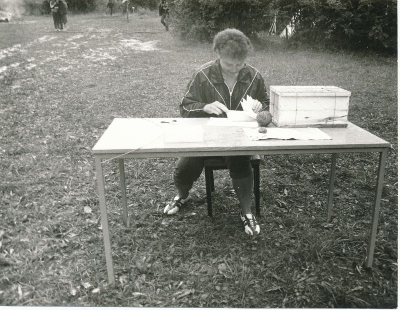 Foto. Sidetöötajate II "Väinamere mängud" Haapsalu rajoonis Kirimäel. Salme Mustkivi kirju sorteerimas. Foto V. Pärtel, august 1985