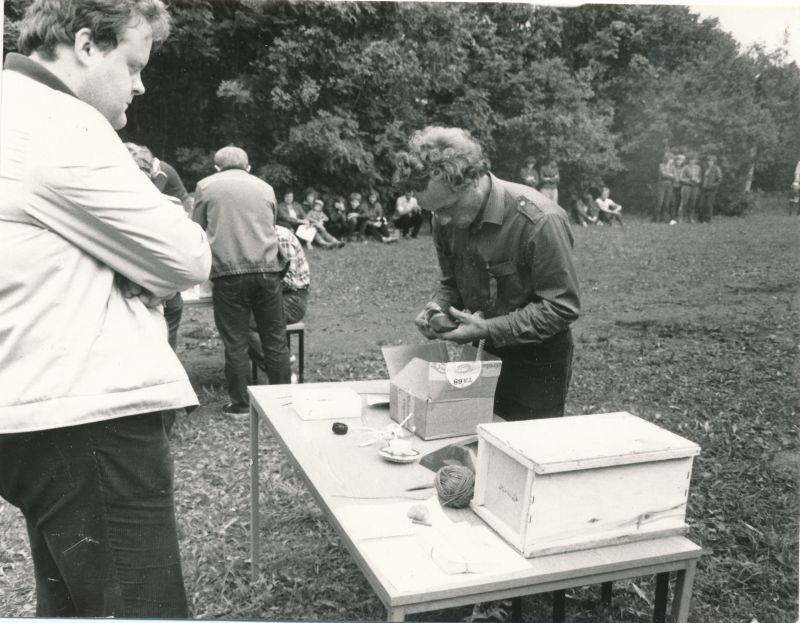 Foto. Sidetöötajate II "Väinamere mängud" Haapsalu rajoonis Kirimäel. Jaan Saarna kutseala võistlusel riket otsimas. Foto V. Pärtel, august 1985