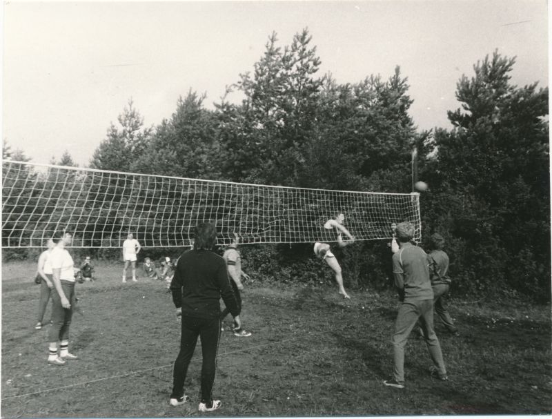Foto. Sidetöötajate II "Väinamere mängud" Haapsalu rajoonis Kirimäel. Võrkpallivõistlus. Foto V. Pärtel, august 1985