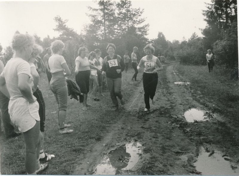 Foto. Sidetöötajate II "Väinamere mängud" Haapsalu rajoonis Kirimäel. Naiste jooksukrossi finiš. Foto V. Pärtel, august 1985