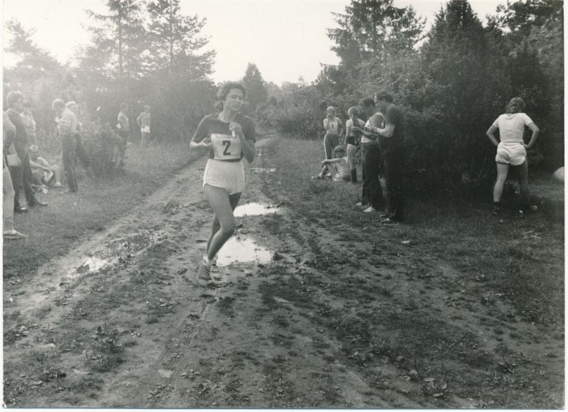 Foto. Sidetöötajate II "Väinamere mängud" Haapsalu rajoonis Kirimäel. Naiste jooksukross. Foto V. Pärtel, august 1985