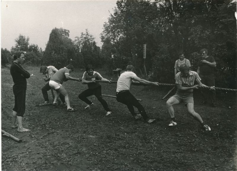 Foto. Sidetöötajate II "Väinamere mängud" Haapsalu rajoonis Kirimäel. Haapsalu RSS-i köievedajad. Foto V. Pärtel, 1985